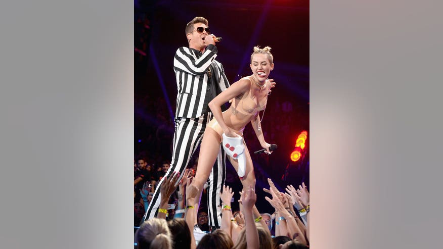 miley-cyrus-halloween-foam-finger-ftr